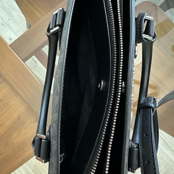 ✨NWOT✨ Black Michael Kors Lynn Monogram Satchel - Picture 5 of 8